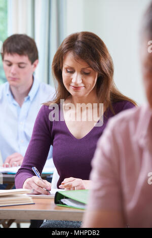 Reife Frau in der Erwachsenenbildung Klasse Stockfoto