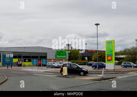 Feuerstein, Wales, 1. Mai 2018. Leute kaufen bei Asda während Sainsbury betreiben eine konkurrierende Supermarkt direkt nebenan. Sainsbury und Asda haben vorgeschlagen, daß ich Stockfoto