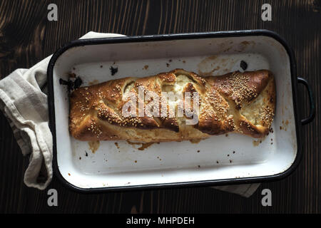 Frisch gebackenes Gebäck mit Käse gefüllt, von oben Stockfoto