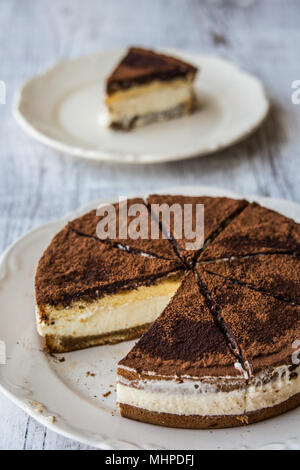Hausgemachtes Tiramisu Kuchen auf einem weißen Holz- Oberfläche. Stockfoto
