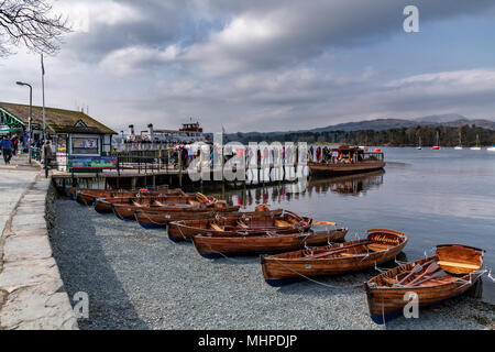 Urlauber warten auf ein Windermere Seekreuzfahrt auf Wasser Kopf in der Nähe von Ambleside Stockfoto