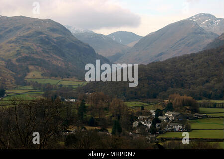 Von einem Aussichtspunkt hoch über der Borrowdale Tal in Richtung der Ferne hohe Fells suchen Stockfoto