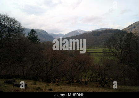 Von einem Aussichtspunkt hoch über der Borrowdale Tal in Richtung der Ferne hohe Fells suchen Stockfoto