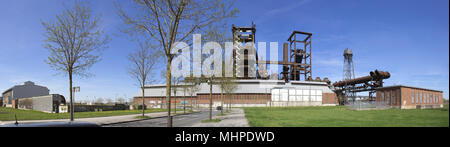 Dortmund, Ruhrgebiet, Nordrhein-Westfalen, Deutschland - 16 April 2018: Panoramablick auf die Skyline von stahlwerk Phoenix West in Dortmund. Stockfoto