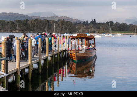 Urlauber warten an Bord Windermere Seekreuzfahrt auf Wasser Kopf in der Nähe von Ambleside Stockfoto