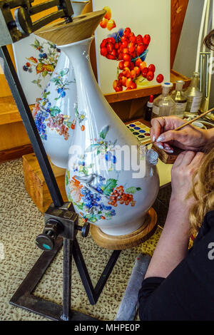 Meissener Porzellan Fabrik, Frau Malerei auf-glasur Porzellan Vase, Sachsen, Meißen Deutschland Arbeitsumgebung der Kunst Workshop Stockfoto