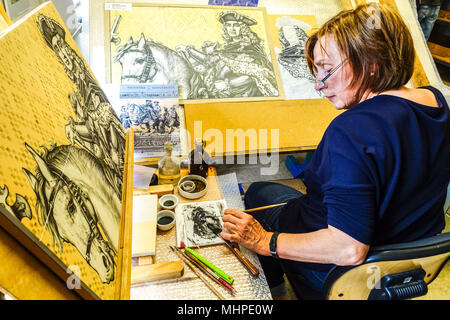 Meissener Porzellan Fabrik, Frau Malerei Fliese Fürstenzug zu Dresden berühmte Mauer, Sachsen, Meißen Deutschland Arbeitsumgebung der Kunst Workshop Stockfoto