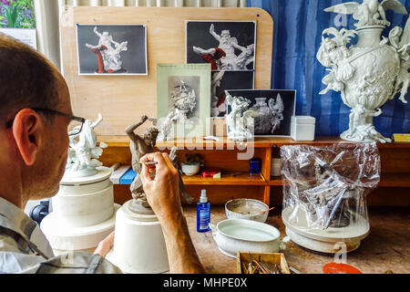 Meissener Porzellan Fabrik, Mann schafft Porzellan Form, Sachsen, Meißen Deutschland Arbeitsumgebung der Kunst Workshop Stockfoto