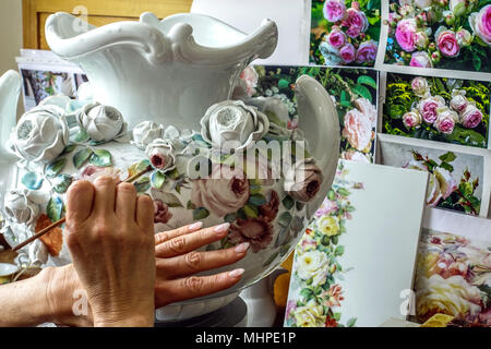 Meissen Werkstatt Porzellanfabrik, Frau dekorieren Porzellanvase Sachsen, Meissen Vase Deutschland Stockfoto