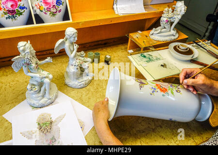 Meissen Porzellanvase und Amor in einer Kunstwerkstatt, Frau Malerei auf Glasur Porzellan Meissen Deutschland Manufaktur Stockfoto