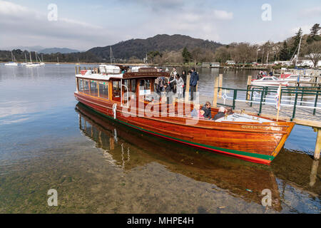 Urlauber warten an Bord Windermere Seekreuzfahrt auf Wasser Kopf in der Nähe von Ambleside Stockfoto