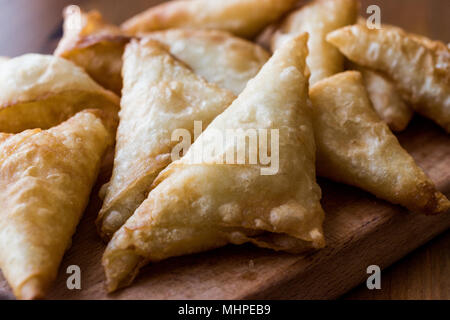 Türkische Borek mit Käse/Peynirli Muska Boregi. Traditionelle Speisen. Stockfoto