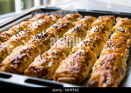 Türkische Borek mit Sesam in Backblech/Burek. Gebäck essen. Stockfoto