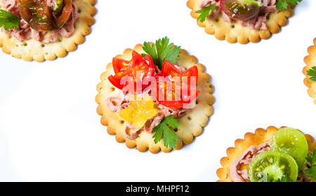 Kekse mit Gemüse und Schinken. Leichte Snacks Stockfoto