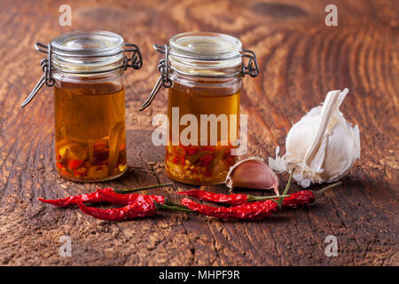 Olivenöl mit Knoblauch, Chili und Rosmarin Stockfoto
