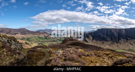 Newlands Valley und die umliegenden Fells vom Geltungsbereich Ende gesehen auf dem Weg nach oben Hindscarth Stockfoto