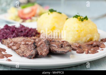 Deutschen Sauerbraten mit Rotkohl auf einer Platte Stockfoto