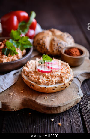 Obatzda - traditionelle bayerische Verbreitung aus Camembert Käse, Zwiebeln, Butter, Paprikapulver und Bier Stockfoto