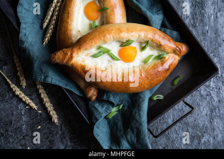 Traditionelle georgische Khachapuri - Käse und Ei gefüllt Brot Stockfoto