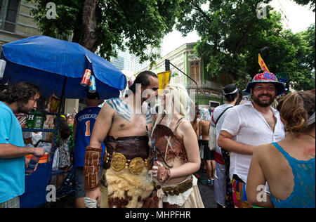 Brasilien - Februar 4, 2018: Verschleierte Nachtschwärmern eine gute Zeit während des Karnevals n Rio de Janeiro Stockfoto