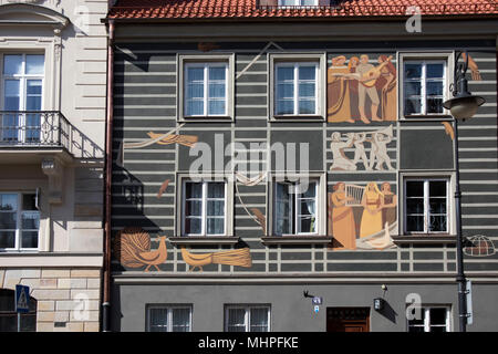 Warschau, Polen - 28. APRIL 2018: die Details der Fassade des Late-Renaissance stil Bürgerhäuser, die nach dem Zweiten Weltkrieg wieder aufgebaut wurden und nun Form Stockfoto