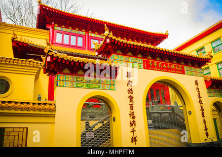 AMSTERDAM, NIEDERLANDE, April, 23 2018: Im freien Blick auf die Fassade des Er Hua Temple Haupteingang in Amsterdams wichtigsten chinesischen Straße Stockfoto