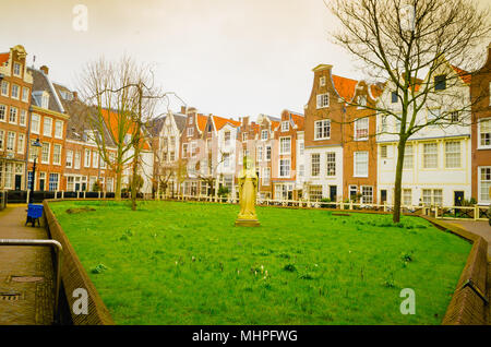 AMSTERDAM, NIEDERLANDE, April, 23 2018: Im Freien von: Begijnhof ist eine der ältesten Höfen in der Stadt Amsterdam Stockfoto