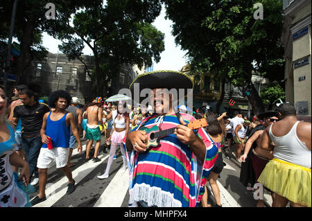 Südamerika, Brasilien - 10. Februar 2018: Verschleierte Nachtschwärmer Lächeln für die Kamera bei einem Karneval Straßenfest in der Innenstadt von Rio de Janeiro Stockfoto