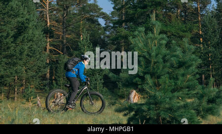 Fat bike auch fatbike oder Fat Tire Bike im Sommer Reiten im Wald. Stockfoto