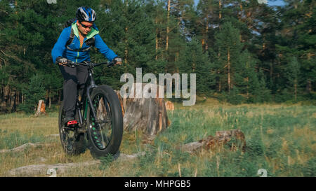 Fat bike auch fatbike oder Fat Tire Bike im Sommer Reiten im Wald. Stockfoto