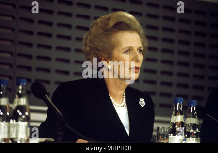 Margaret Thatcher, britische Premierminister, auf einer Pressekonferenz in London, kurz nach einem wichtigen Besuch von Michail Gorbatschow, der russische Präsident. Datum: ca. 1984 Stockfoto