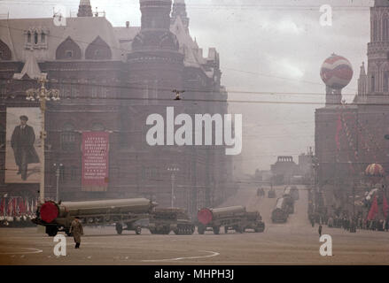 Street Scene im Mai Tag Feiern auf dem Roten Platz in Moskau, 1961 - militärische Parade von Fahrzeugen und Raketen. Datum: 1961 Stockfoto