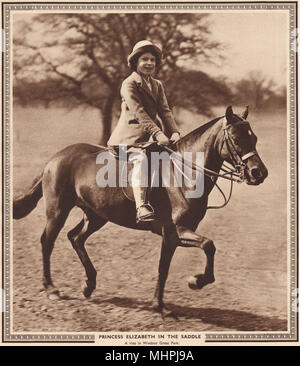 Königin Elizabeth II. Prinzessin Elizabeth im Sattel 1937 alte Vintage Print Stockfoto