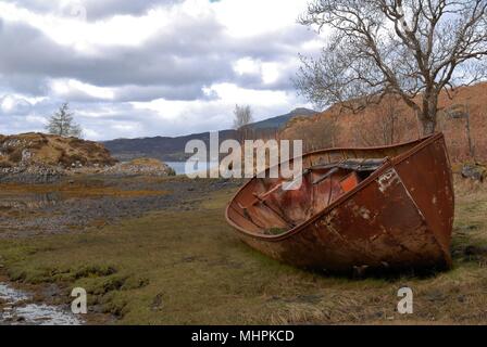 Scottish Highland Shore, verlassenen stillgelegten alten Rettungsboot, Fischerboot Stockfoto