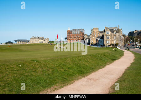 Blick auf das Grün auf der 17 Loch oder Straße Bohrung auf dem Old Course in St Andrews, Fife, Schottland, Großbritannien. Stockfoto