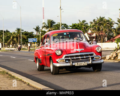 Cienfuegos, Kuba - Dezember 7, 2017: Alte rot American Auto auf der Cienfuegos Malecon Stockfoto