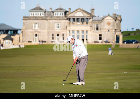 Asiatische Golfspieler auf dem 17 Grün (Road Hole) und Club House der königlichen und alten Golf Club (R&A) Old Course in St Andrews, Fife, Schottland, Stockfoto