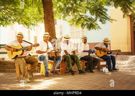 Trinidad, Kuba - 8. Dezember 2017: Musical Gruppe, die Kubanische Musik auf dem Platz spielt. Stockfoto