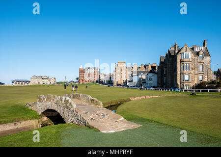 Blick auf 18.-Loch im Royal and Ancient Golf Club (R&A) und die berühmte alte Svilken Bridge über Svilken Burn on 18. Hole am Old Course St Andrews Stockfoto