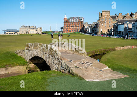 Blick auf 18.-Loch im Royal and Ancient Golf Club (R&A) und die berühmte alte Svilken Bridge über Svilken Burn on 18. Hole am Old Course St Andrews Stockfoto