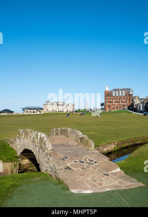 Blick auf 18.-Loch im Royal and Ancient Golf Club (R&A) und die berühmte alte Svilken Bridge über Svilken Burn on 18. Hole am Old Course St Andrews Stockfoto