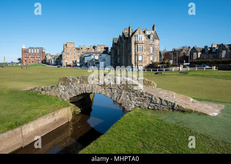 Blick auf 18.-Loch im Royal and Ancient Golf Club (R&A) und die berühmte alte Svilken Bridge über Svilken Burn on 18. Hole am Old Course St Andrews Stockfoto