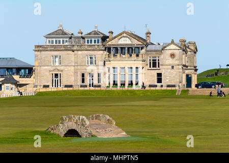 Außenansicht des Club House der königlichen und alten Golf Club (R&A) und berühmten alten Swilken Brücke über swilken Brennen auf Loch 18 atOld Kurs in Stockfoto