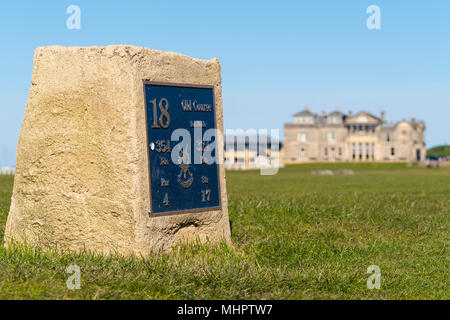 T-Stück Kasten auf Loch 18, Tom Morris, am Old Course in St Andrews, Fife, Schottland, Großbritannien. Stockfoto