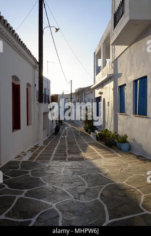 Schmale Straße mit traditionellen weiß lackiert Muster in Kythnos Chora, Griechenland Stockfoto