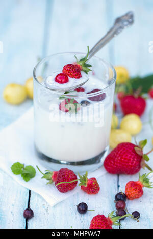 Joghurt mit Chia und Beeren Stockfoto