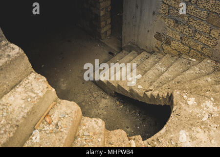 Treppen in einem verlassenen Haus Stockfoto