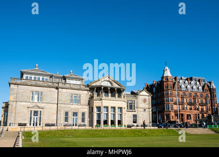 Außenansicht des Club House der königlichen und alten Golf Club (R&A) und Hamilton Grand Apartment Gebäude neben Old Course in St Andrews, Fife, Stockfoto