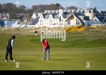 Golfspieler setzen auf 2. Grün bei Carnoustie Golf Links in Carnoustie, Angus, Schottland, Großbritannien. Carnoustie ist Schauplatz für die 147 Offene Meisterschaft im Jahr 2018 Stockfoto