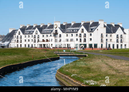 Anzeigen von Carnoustie Golf Course Hotel hinter 18 Grün mit Barry Brand im Vordergrund bei Carnoustie Golf Links in Carnoustie, Angus, Schottland, Großbritannien. Carn Stockfoto